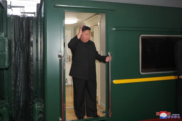 &Ocirc;ng Kim Jong Un vẫy tay ch&agrave;o trước khi l&ecirc;n t&agrave;u tới thăm Nga ng&agrave;y 10/9. Ảnh: KCNA