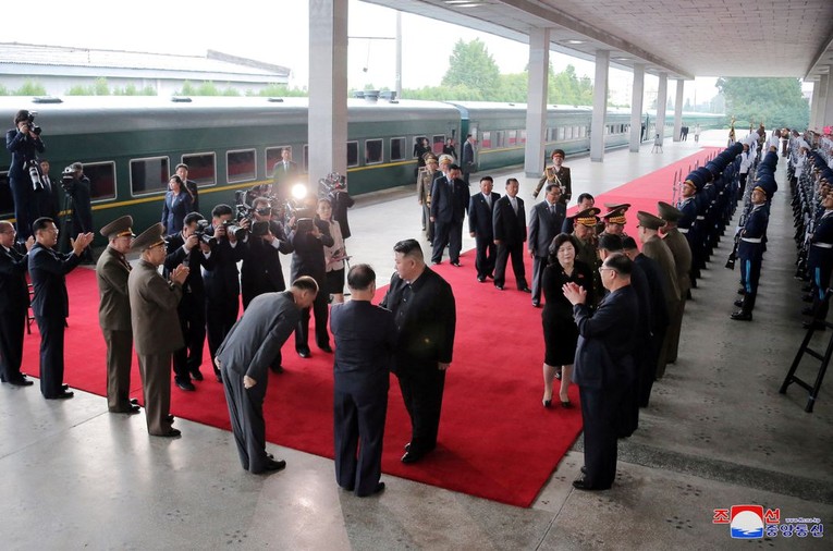 Nh&agrave; l&atilde;nh đạo Triều Ti&ecirc;n Kim Jong Un c&ugrave;ng với c&aacute;c quan chức ch&iacute;nh phủ rời B&igrave;nh Nhưỡng, Triều Ti&ecirc;n để đến thăm Nga ng&agrave;y 10/9/2023. Ảnh: Reuters