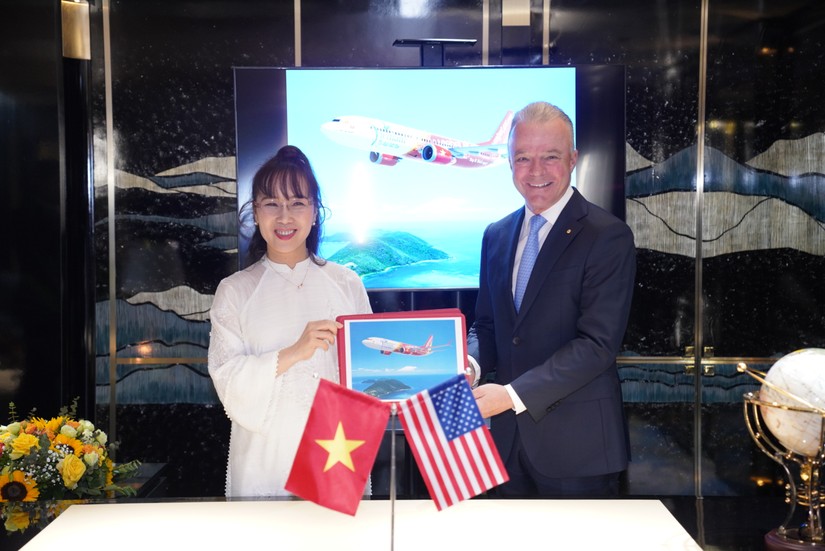 Chủ tịch Vietjet Nguyễn Thị Phương Thảo v&agrave; Tổng gi&aacute;m đốc to&agrave;n cầu của Boeing Brendan Nelson thống nhất c&aacute;c nội dung hợp t&aacute;c.