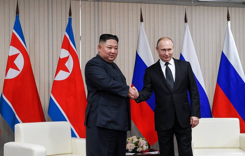 Tổng thống Nga Vladimir Putin v&agrave; nh&agrave; l&atilde;nh đạo Triều Ti&ecirc;n Kim Jong Un tại Vlapostok, Russia ng&agrave;y 25/4/2019. Ảnh: TASS