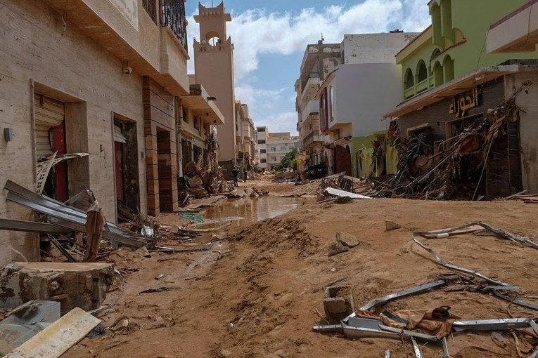 Đường phố Derna, Libya ng&agrave;y 12/9 sau trận lũ lụt. Ảnh: Reuters