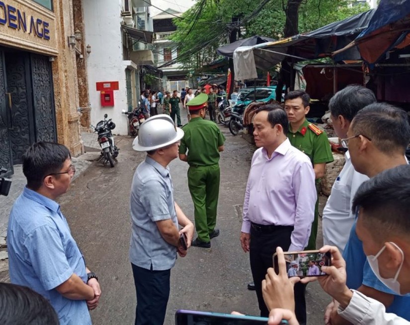 Ph&oacute; Thủ tướng Trần Lưu Quang c&oacute; mặt tại hiện trường kiểm tra, nắm t&igrave;nh h&igrave;nh vụ ch&aacute;y. Ảnh: VGP