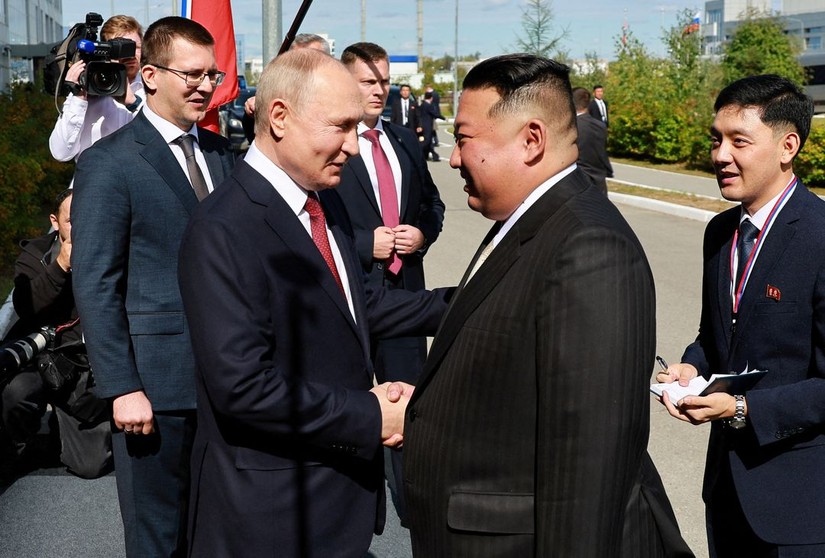 Tổng thống Nga Vladimir Putin v&agrave; nh&agrave; l&atilde;nh đạo Triều Ti&ecirc;n Kim Jong Un bắt tay nhau tại S&acirc;n bay vũ trụ Vostochny tại v&ugrave;ng Viễn Đ&ocirc;ng của Nga ng&agrave;y 13/9. Ảnh: Reuters