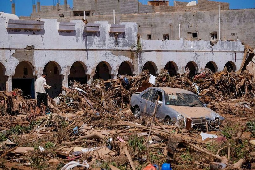 Khung cảnh t&agrave;n ph&aacute; sau trận lũ tại Derna, Libya. Ảnh: Reuters