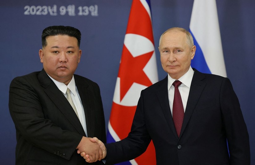 Tổng thống Nga Vladimir Putin bắt tay nh&agrave; l&atilde;nh đạo Triều Ti&ecirc;n Kim Jong Un trong cuộc gặp tại S&acirc;n bay vũ trụ Vostochny ở v&ugrave;ng Viễn Đ&ocirc;ng, Nga, ng&agrave;y 13/9. Ảnh: Sputnik