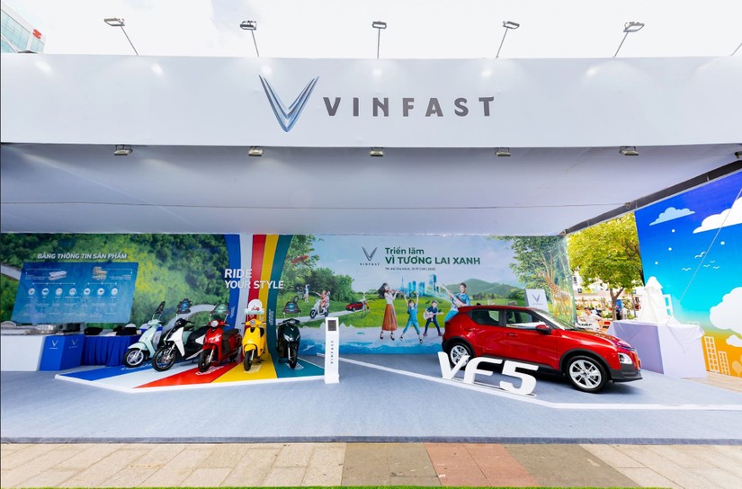 &Ocirc; t&ocirc; điện VinFast VF 5 Plus c&ugrave;ng 5 mẫu xe m&aacute;y điện tại sự kiện.