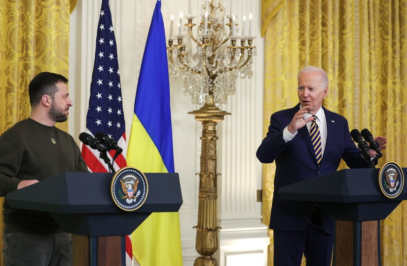 Tổng thống Mỹ Joe Biden v&agrave; Tổng thống Ukraine Volodymyr Zelensky trong cuộc họp b&aacute;o chung, th&aacute;ng 12/2022. Ảnh: AP