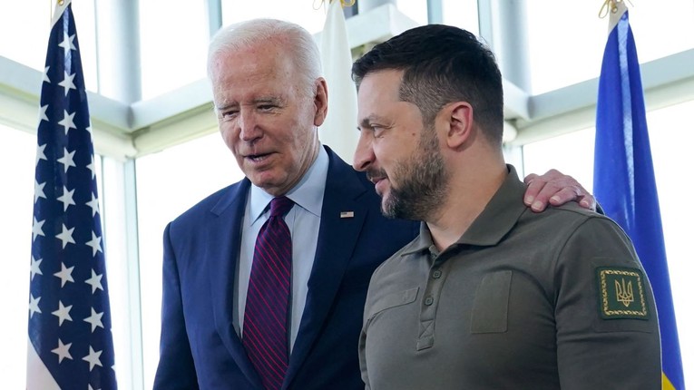 Tổng thống Mỹ Joe Biden v&agrave; Tổng thống Ukraine Volodymyr Zelensky tại Hội nghị thượng đỉnh G7 ở Hiroshima, Nhật Bản, ng&agrave;y 21/5. Ảnh: Getty Images