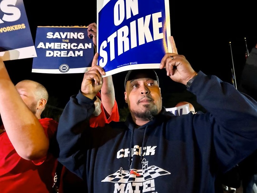 Th&agrave;nh vi&ecirc;n c&ocirc;ng đo&agrave;n United Auto Workers đ&igrave;nh c&ocirc;ng tại Nh&agrave; m&aacute;y lắp r&aacute;p của Ford ở Wayne, Michigan, Mỹ ng&agrave;y 15/9. Ảnh: Reuters