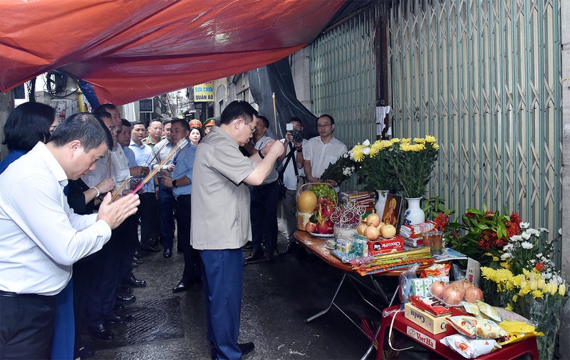 Chủ tịch Quốc hội Vương Đ&igrave;nh Huệ v&agrave; c&aacute;c th&agrave;nh vi&ecirc;n Đo&agrave;n đ&atilde; thắp hương, d&agrave;nh một ph&uacute;t mặc niệm 56 nạn nh&acirc;n kh&ocirc;ng may bị thiệt mạng. Ảnh: quochoi.vn