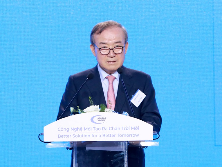 &Ocirc;ng Choi ChangHo - Chủ tịch Tập đo&agrave;n Hana Micron ph&aacute;t biểu tại buổi lễ. Ảnh: Bắc Giang.gov
