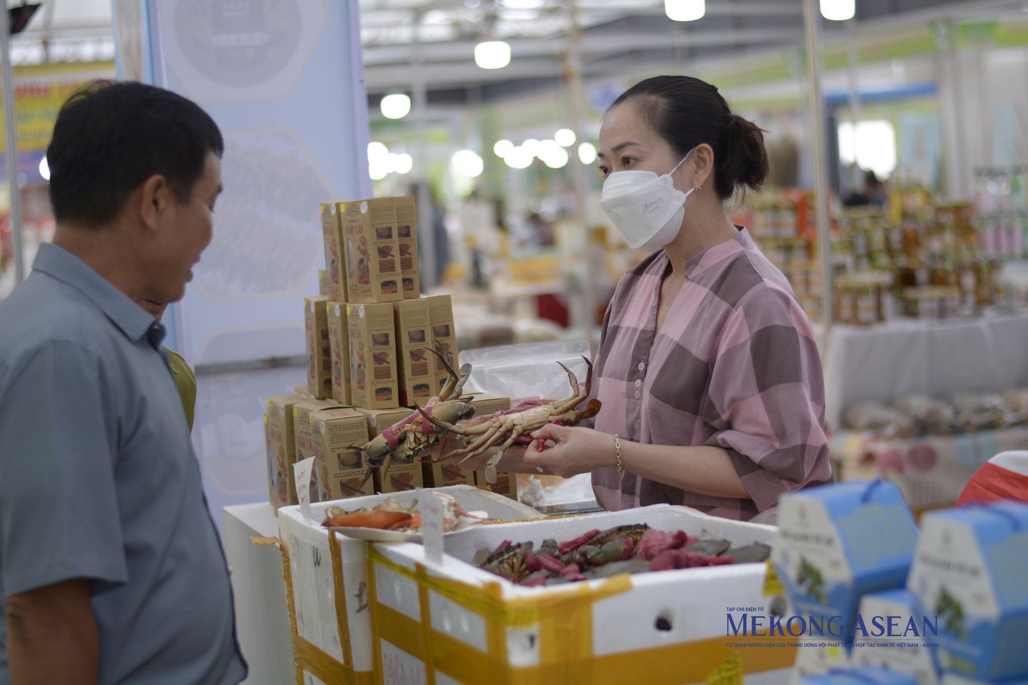 Cua C&agrave; Mau được vận chuyển bằng đường bay từ S&agrave;i G&ograve;n v&agrave;o H&agrave; Nội mỗi ng&agrave;y trong suốt thời gian hội chợ diễn ra. Ảnh: L&ecirc; Hồng Nhung