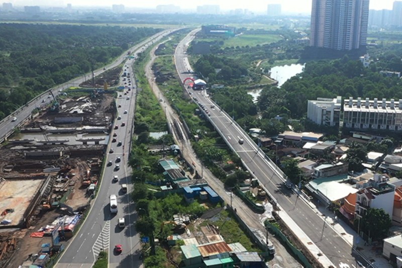 Đường song h&agrave;nh dẫn v&agrave;o cao tốc TP.HCM - Long Th&agrave;nh - Dầu Gi&acirc;y (nằm b&ecirc;n phải) sau khi th&ocirc;ng xe sẽ gi&uacute;p giảm &ugrave;n tắc giao th&ocirc;ng khu vực n&uacute;t giao An Ph&uacute;. Nguồn: B&aacute;o Đầu tư.