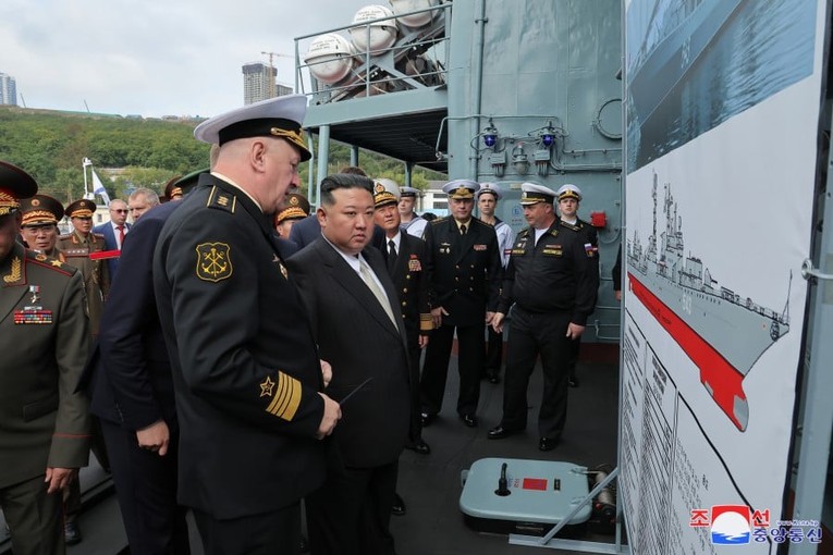 &Ocirc;ng Kim Jong-un l&ecirc;n t&agrave;u về Triều Ti&ecirc;n, kết th&uacute;c chuyến thăm Nga ảnh 5