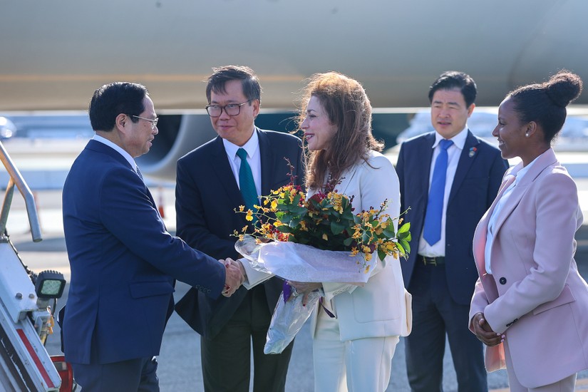 Thủ tướng Phạm Minh Ch&iacute;nh v&agrave; đo&agrave;n đại biểu Việt Nam tới s&acirc;n bay Quốc tế San Francisco, bang California, Mỹ. Ảnh: VGP