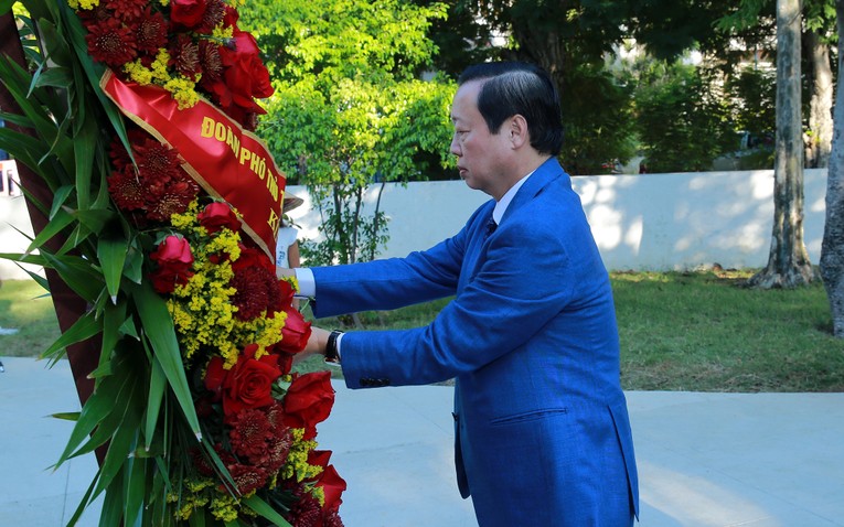 Ph&oacute; Thủ tướng Trần Hồng H&agrave; đ&atilde; đến thăm v&agrave; d&acirc;ng hoa tại C&ocirc;ng vi&ecirc;n Hồ Ch&iacute; Minh. Ảnh: VGP