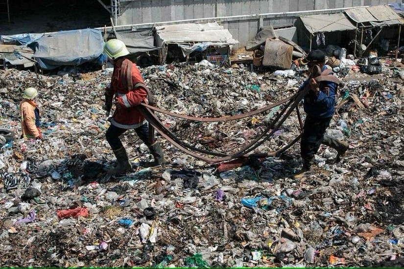 Lực lượng cứu h&oacute;a dập lửa tại b&atilde;i ch&ocirc;n lấp Putri Cempo tại Surakarta, Trung Java. Ảnh: AFP