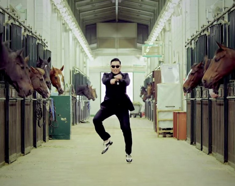 Si&ecirc;u hit to&agrave;n cầu Gangnam Style với điệu nhảy ngựa phổ biến năm 2012.