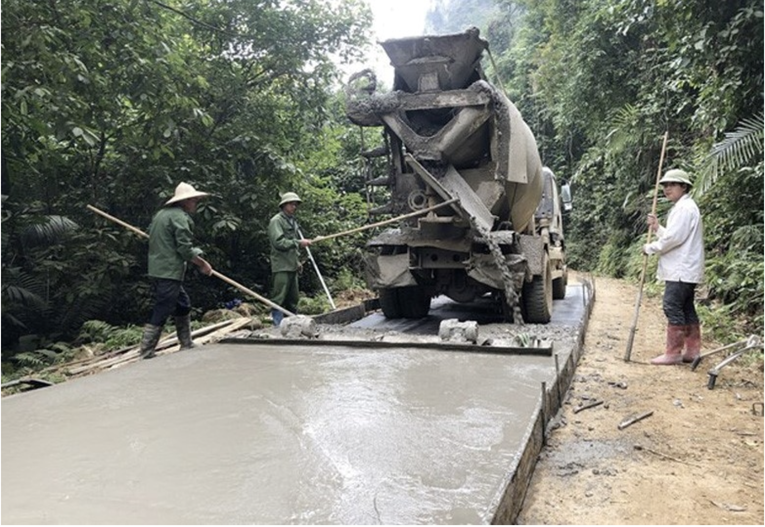 X&acirc;y dựng đường giao th&ocirc;ng n&ocirc;ng th&ocirc;n tại x&atilde; Thần Sa, huyện V&otilde; Nhai, tỉnh Th&aacute;i Nguy&ecirc;n. Ảnh: Cổng TTĐT Th&aacute;i Nguy&ecirc;n