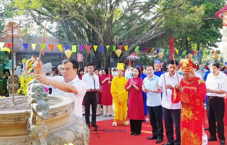 Đại diện Ban tổ chức, ch&iacute;nh quyền địa phương v&agrave; c&aacute;c b&ocirc; l&atilde;o trong v&ugrave;ng tại Lễ c&aacute;o yết mở hội m&ugrave;a thu C&ocirc;n Sơn - Kiếp Bạc năm 2023.