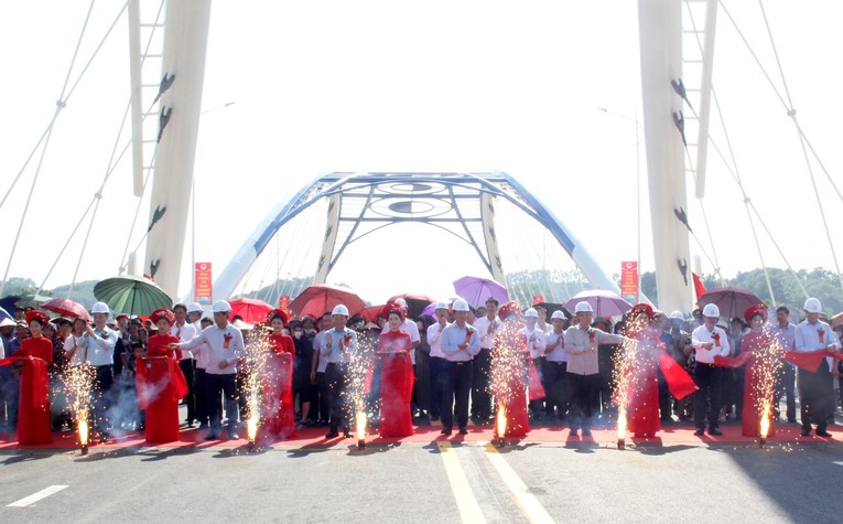 C&aacute;c đại biểu tiến h&agrave;nh cắt băng kh&aacute;nh th&agrave;nh c&ocirc;ng tr&igrave;nh cầu Giới Phi&ecirc;n. Nguồn: B&aacute;o Y&ecirc;n B&aacute;i.