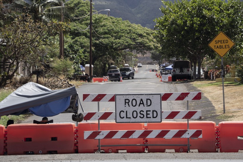 Một trạm kiểm so&aacute;t do Lực lượng Vệ binh Quốc gia Hawaii thiết lập tr&ecirc;n đường Kaniau, Lahaina, Hawaii ng&agrave;y 24/9/2023. Ảnh: AP