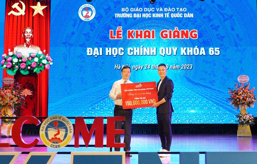 Đại diện TNG Holdings Vietnam trao 15 suất học bổng cho đại diện nh&agrave; trường tại Lễ Khai giảng.