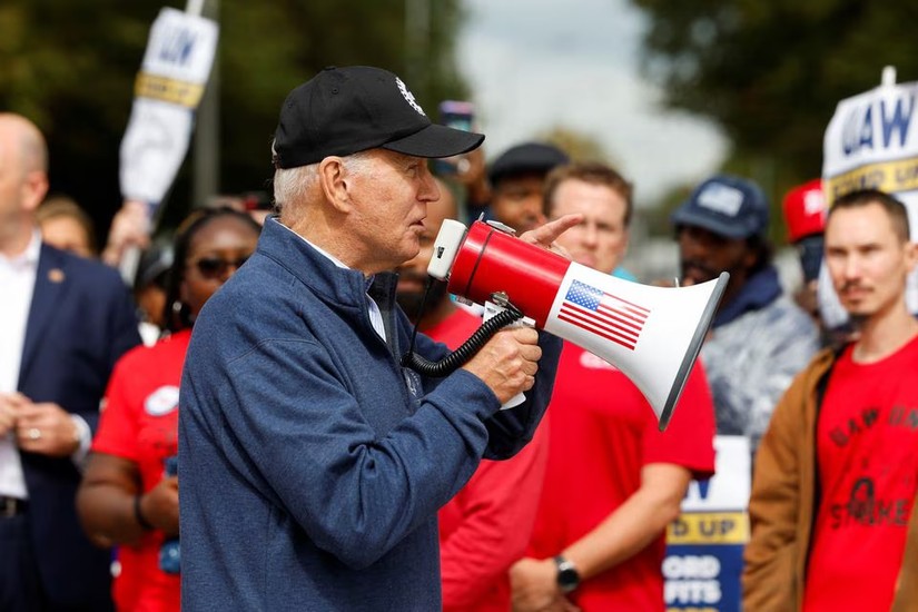 Tổng thống Mỹ Joe Biden c&ugrave;ng c&aacute;c th&agrave;nh vi&ecirc;n của United Auto Workers (UAW) b&ecirc;n ngo&agrave;i Trung t&acirc;m ph&acirc;n phối Willow Run của GM, ở Bellville, Quận Wayne, Michigan, ng&agrave;y26/9/2023. Ảnh: Reuters