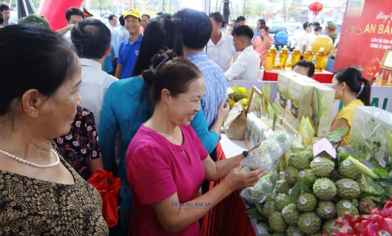 Người d&acirc;n v&agrave; du kh&aacute;ch t&igrave;m hiểu, mua sắm c&aacute;c sản phẩm.