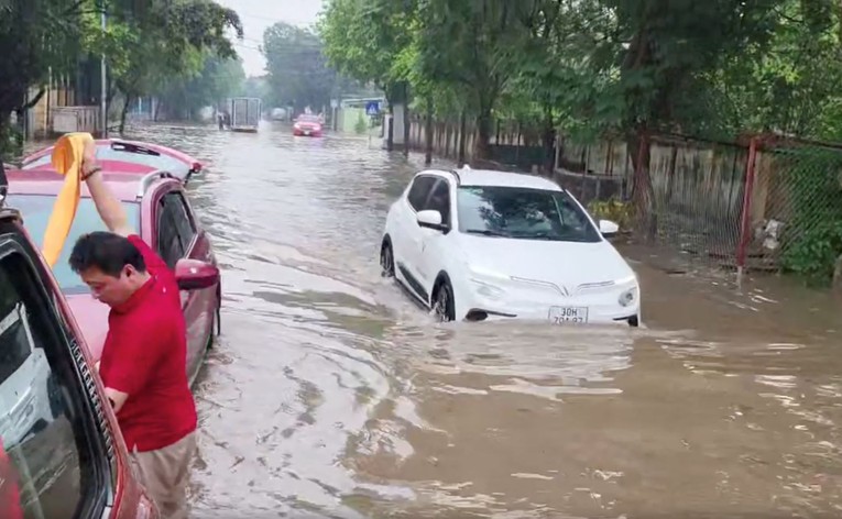 Cộng đồng trầm trồ trước khả năng lội nước “cực đỉnh” của xe điện VinFast