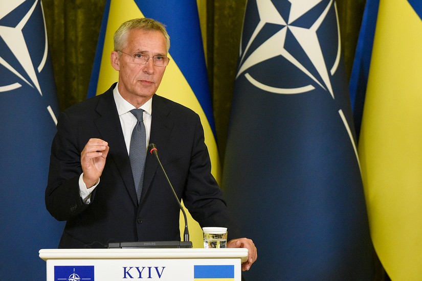 Tổng thư k&yacute; NATO Jens Stoltenberg ph&aacute;t biểu tại Kiev, Ukraine. Ảnh: Ukrinform