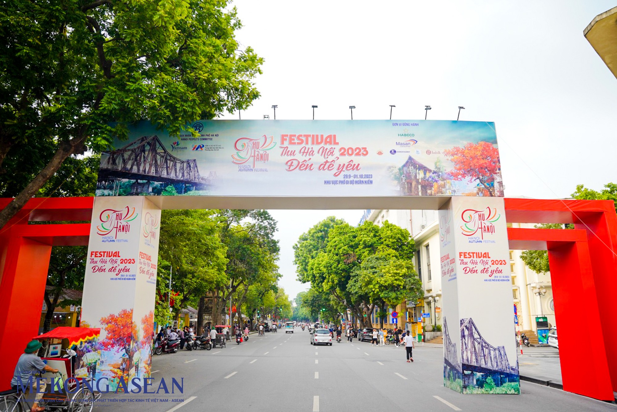 Festival c&oacute; sự tham gia của 10 quận, huyện tr&ecirc;n địa b&agrave;n H&agrave; Nội v&agrave; 14 tỉnh, th&agrave;nh phố kh&aacute;c trong cả nước. Tại đ&acirc;y c&ograve;n quảng b&aacute;, giới thiệu tiềm năng ph&aacute;t triển du lịch v&agrave; c&aacute;c sản phẩm du lịch, c&aacute;c di sản của địa phương&hellip;