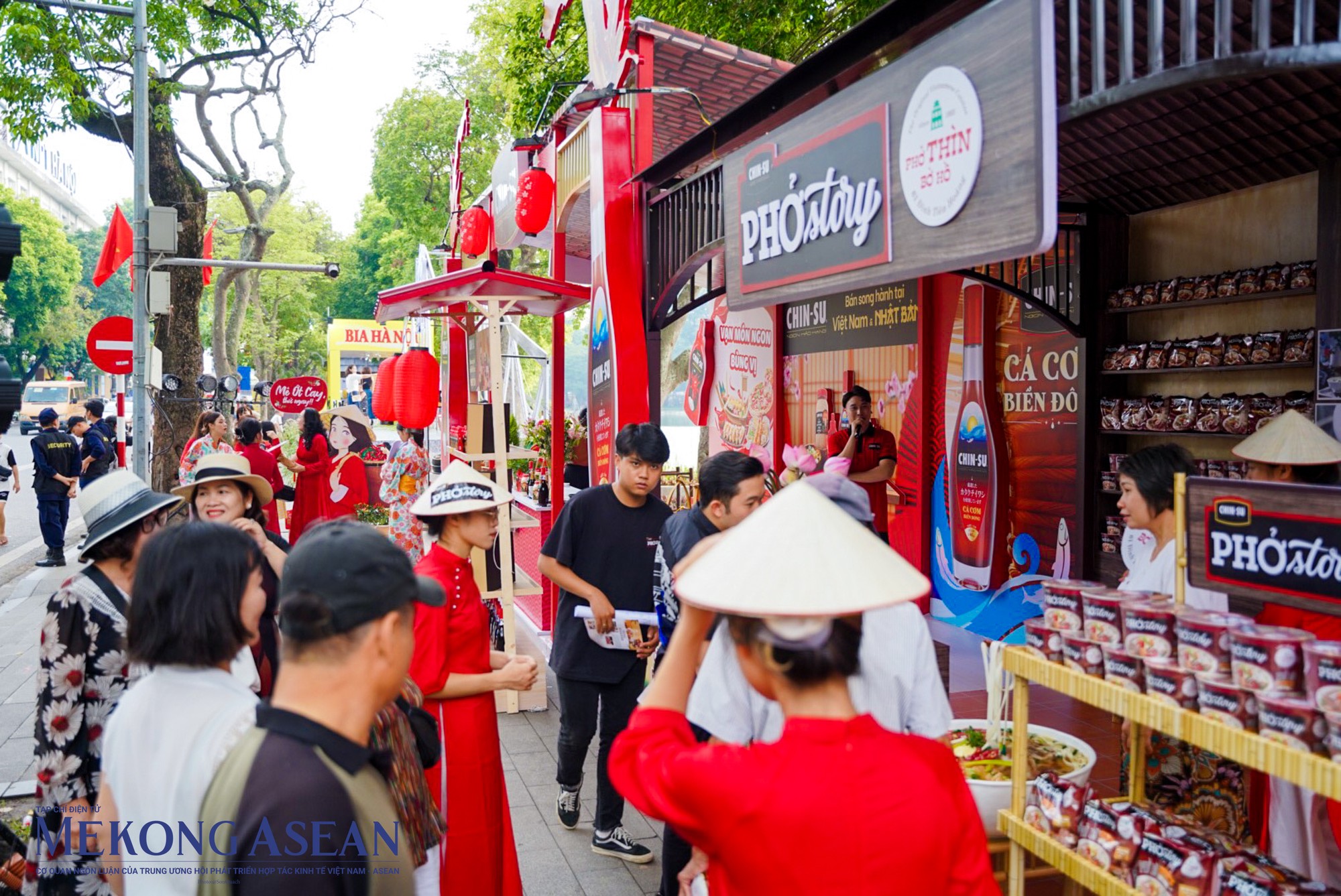 Trong khu&ocirc;n khổ Festival, Kh&ocirc;ng gian giới thiệu Ẩm thực H&agrave; Nội với chủ đề &amp;amp;amp;quot;Tinh hoa ẩm thực Việt&rdquo; quy tụ 51 gian h&agrave;ng của c&aacute;c hội nghề nghiệp, nghệ nh&acirc;n, doanh nghiệp, cơ sở ẩm thực nổi tiếng tại H&agrave; Nội v&agrave; cả nước giới thiệu c&aacute;c m&oacute;n ăn hấp dẫn như phở b&ograve;, phở g&agrave;, b&uacute;n thang, chả c&aacute;, chả cốm đ&egrave;n lồng, b&uacute;n ốc Hồ T&acirc;y, x&ocirc;i Ph&uacute; Thượng &hellip; C&aacute;c hoạt động trong Kh&ocirc;ng gian giới thiệu Ẩm thực H&agrave; Nội 2023 nhằm t&ocirc;n vinh tinh hoa ẩm thực truyền thống H&agrave; Nội v&agrave; m&oacute;n ngon của c&aacute;c địa phương với những hoạt động đầy &yacute; nghĩa như: Trao y&ecirc;u thương, nhận hạnh ph&uacute;c với coupons 1000 b&aacute;t phở miễn ph&iacute; để tặng quỹ từ thiện, hoạt động &amp;amp;amp;quot;Trải nghiệm l&agrave;m b&aacute;nh phở&amp;amp;amp;quot;&hellip;