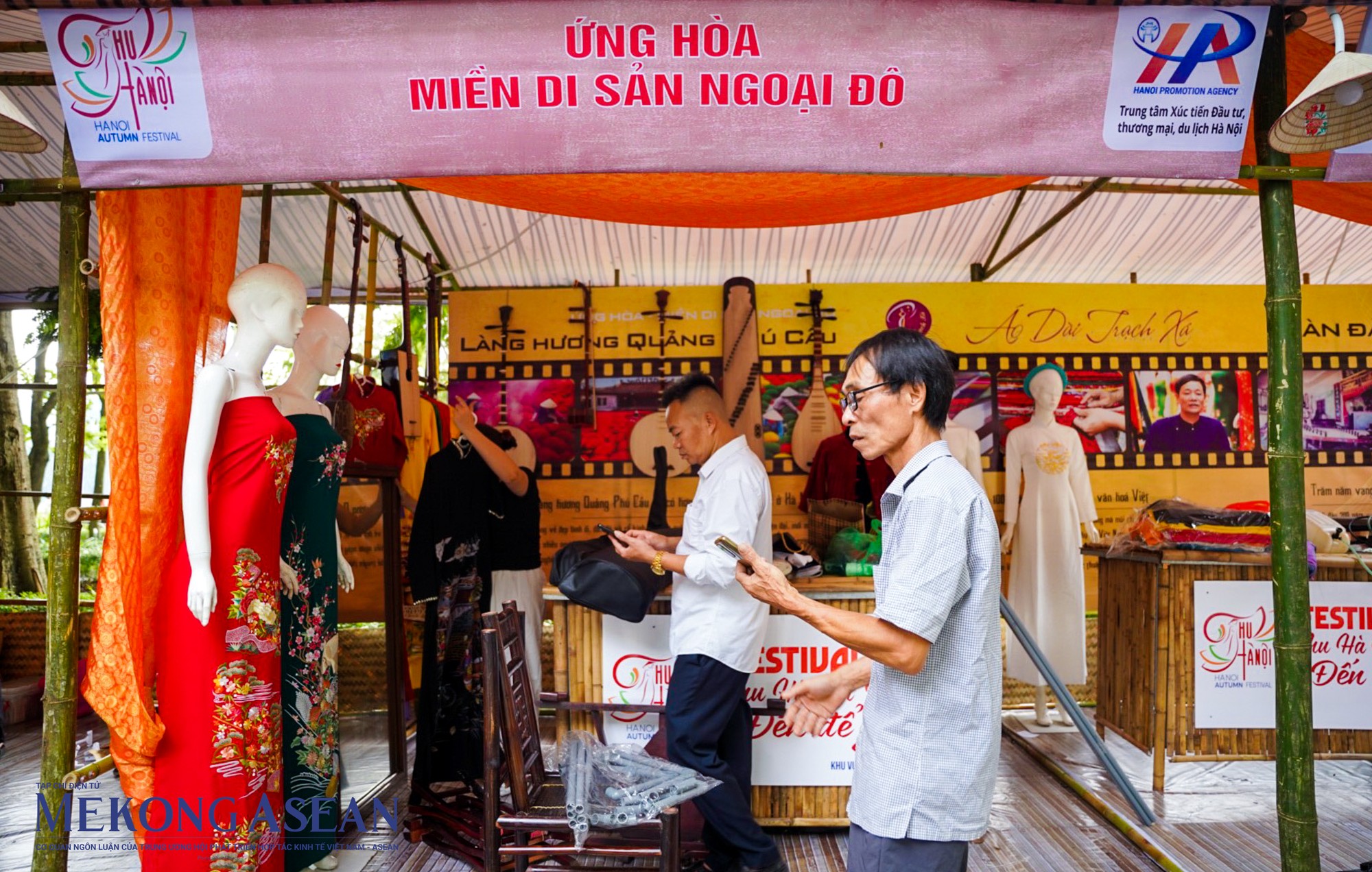 Trong khu&ocirc;n khổ Festival Thu H&agrave; Nội, nhằm thu h&uacute;t kh&aacute;ch tới c&aacute;c điểm du lịch ngoại th&agrave;nh v&agrave;o m&ugrave;a Thu v&agrave;ng, một số địa phương như Sơn T&acirc;y, Ứng H&ograve;a sẽ c&oacute; hoạt động quảng b&aacute; cho du kh&aacute;ch về sản phẩm du lịch m&ugrave;a l&uacute;a ch&iacute;n ở l&agrave;ng cổ Đường L&acirc;m v&agrave; một số địa b&agrave;n kh&aacute;c.