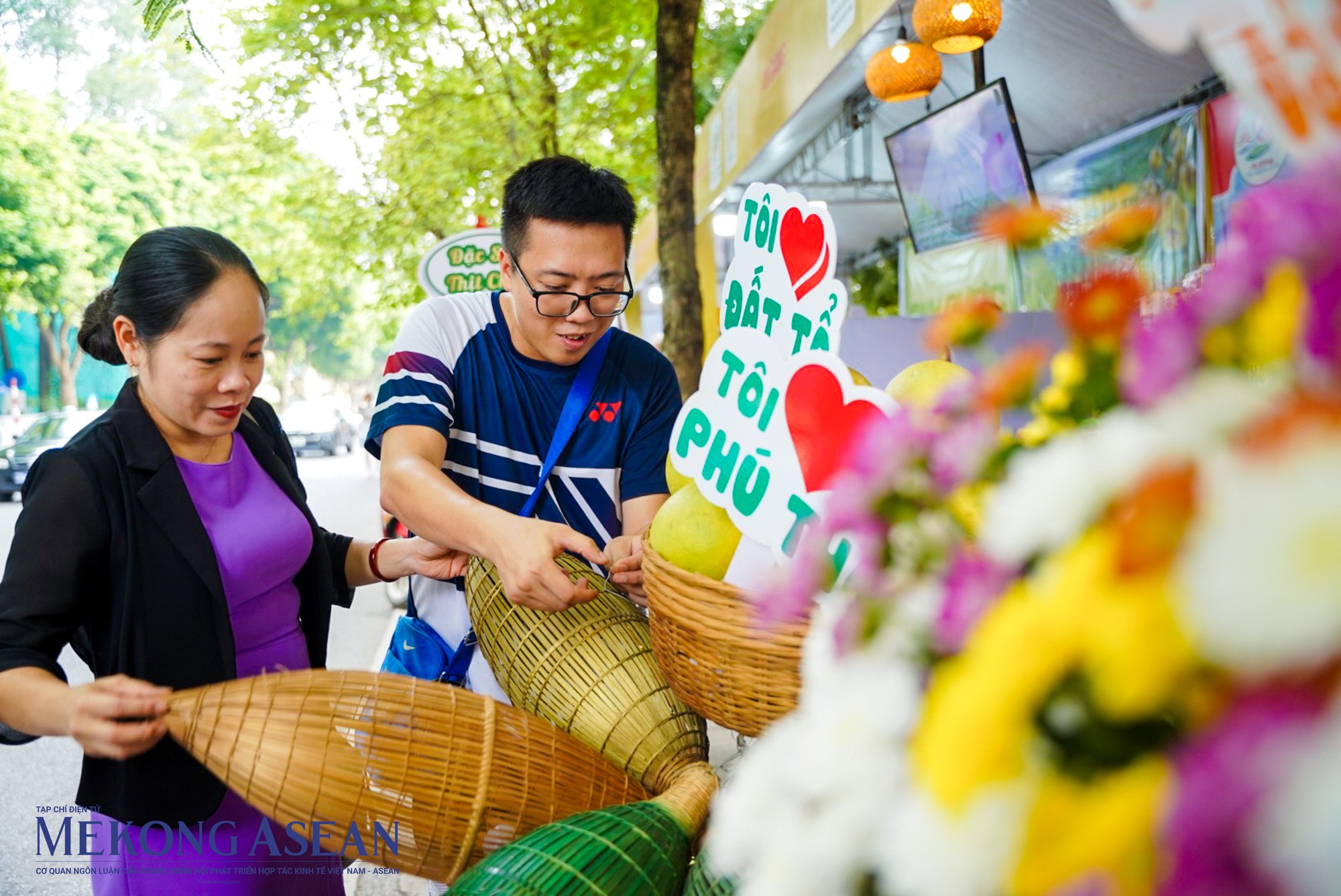 M&ugrave;a thu được coi l&agrave; đẹp nhất trong năm với kh&iacute; hậu dịu m&aacute;t, cảnh sắc y&ecirc;n b&igrave;nh, l&atilde;ng mạn. Sức h&uacute;t rất ri&ecirc;ng của m&ugrave;a thu H&agrave; Nội khiến kh&ocirc;ng chỉ người d&acirc;n thủ đ&ocirc; m&agrave; cả du kh&aacute;ch gần xa m&ecirc; đắm.