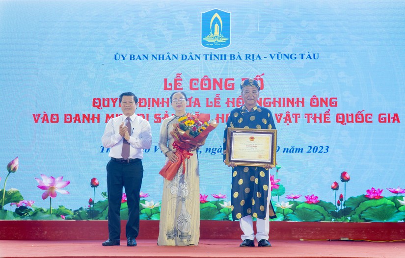 L&atilde;nh đạo UBND th&agrave;nh phố Vũng T&agrave;u v&agrave; Ban Quản l&yacute; Di t&iacute;ch Đ&igrave;nh thần Thắng Tam tiếp nhận Quyết định. Ảnh: B&aacute;o B&agrave; Rịa - Vũng T&agrave;u