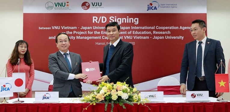 Cơ quan Hợp t&aacute;c Quốc tế Nhật Bản (JICA) đ&atilde; c&ugrave;ng với đại diện Ch&iacute;nh phủ Việt Nam k&yacute; kết Bi&ecirc;n bản Thảo luận Dự &aacute;n Hợp t&aacute;c Kỹ thuật &ldquo;Hỗ trợ Kỹ thuật N&acirc;ng cao Năng lực Đ&agrave;o tạo, Nghi&ecirc;n cứu v&agrave; Quản trị đại học tại Trường Đại học Việt Nhật&rdquo; ng&agrave;y 18/02.