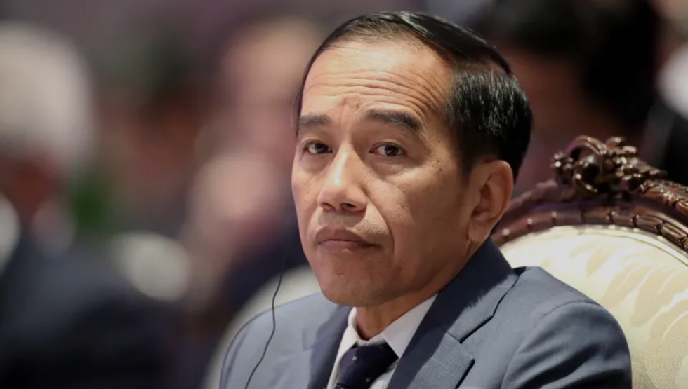 Tổng thống Indonesia Joko Widodo y&ecirc;u cầu đ&aacute;nh gi&aacute; kỹ lưỡng việc tổ chức c&aacute;c trận đấu b&oacute;ng đ&aacute;. Ảnh: Reuters