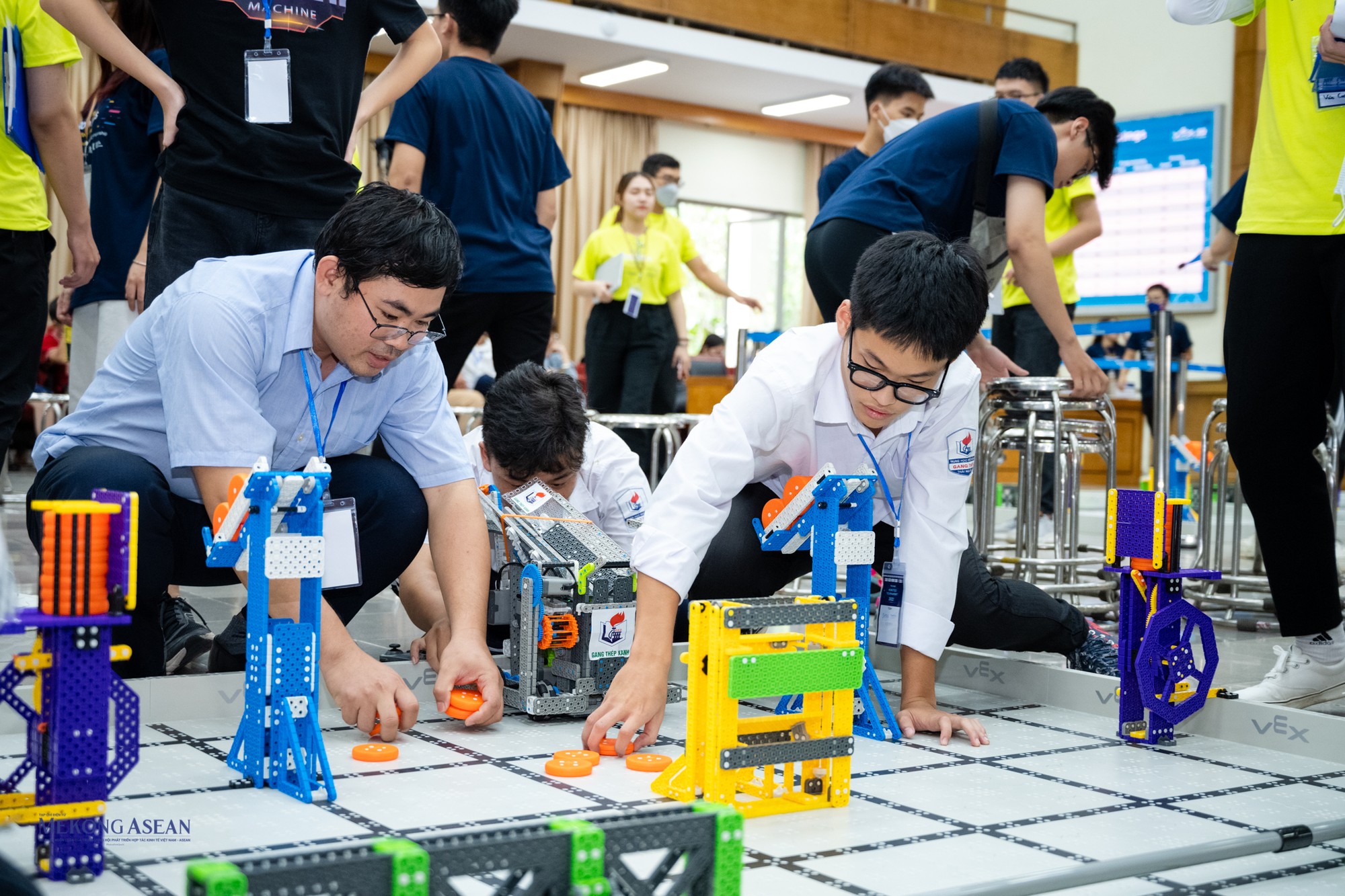 C&aacute;c bạn trẻ hăng say trong c&aacute;c sản phẩm tại cuộc thi &amp;amp;amp;quot;National Robotics Tournament&amp;amp;amp;quot;.