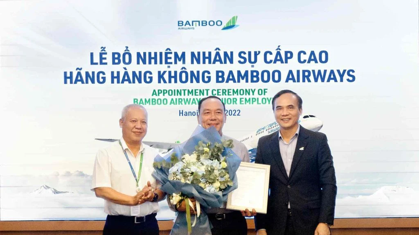 T&acirc;n Ph&oacute; Tổng gi&aacute;m đốc Bamboo Airways Đ&agrave;o Đức Vũ (giữa), Tổng gi&aacute;m đốc Bamboo Airways Nguyễn Mạnh Qu&acirc;n (tr&aacute;i) v&agrave; Cố vấn cao cấp V&otilde; Huy Cường tại lễ bổ nhiệm.