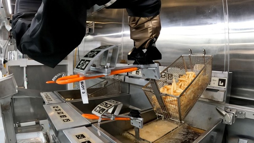 Robot Flippy 2 thay con người chế biến đồ ăn nhanh, đặc biệt l&agrave; c&aacute;c m&oacute;n chi&ecirc;n. Ảnh: Reuters
