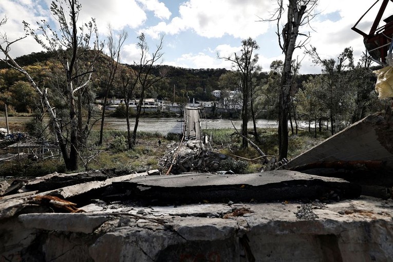 Một c&acirc;y cầu bị đ&aacute;nh sập ở Svyatohirsk, tỉnh Donetsk, Ukraine, ng&agrave;y 3/10. Ảnh: Reuters