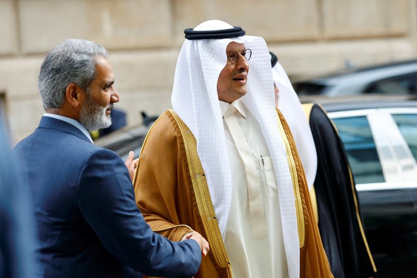 Bộ trưởng Năng lượng Saudi Arabia Abdulaziz bin Salman Al-Saud c&ugrave;ng Tổng thư k&yacute; OPEC Haitham al-Ghais. Ảnh: Reuters