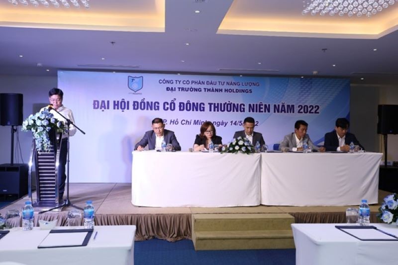 Ban l&atilde;nh đạo Đại Trường Th&agrave;nh Holdings tại ĐHĐCĐ thường ni&ecirc;n 2022.