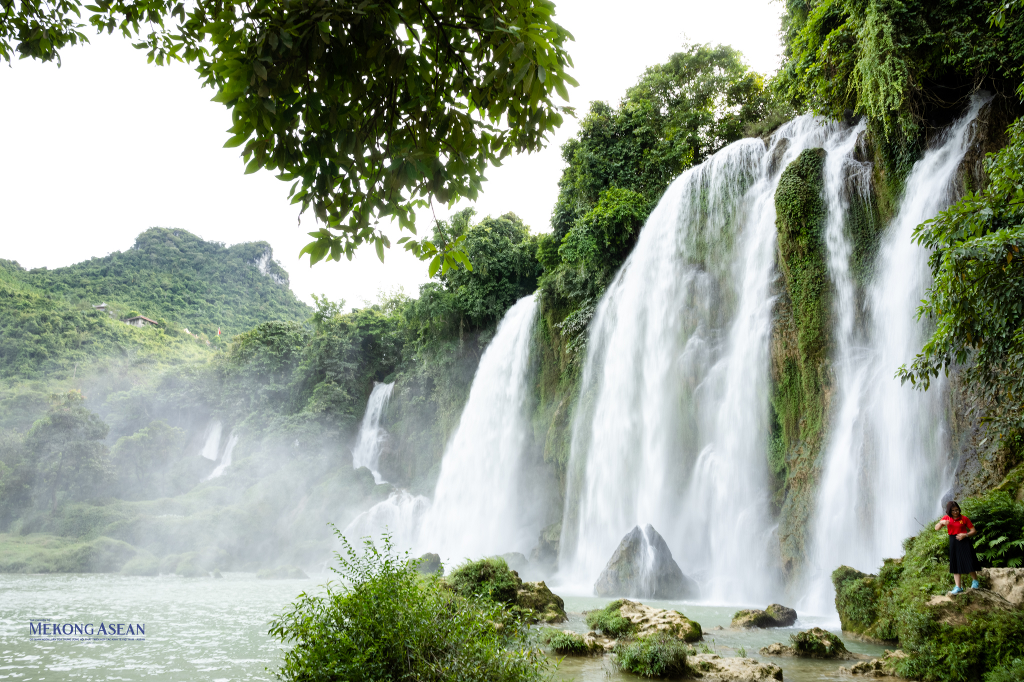 Thác thu hút du khách với vẻ đẹp tự nhiên, hùng vĩ được tự nhiên ban tặng.