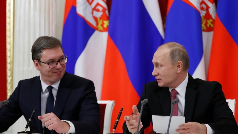 Tổng thống Nga Vladimir Putin v&agrave; Tổng thống Serbia Aleksandar Vucic. Ảnh: AP