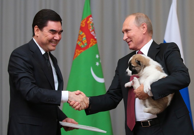 Tổng thống Turkmenistan Berdymukhamedov (tr&aacute;i) đ&atilde; tặng một ch&uacute; ch&oacute; con cho Tổng thống Nga Putin trong cuộc gặp của họ ở khu nghỉ dưỡng Sochi, Nga, năm 2017. Ảnh: Điện Kremlin