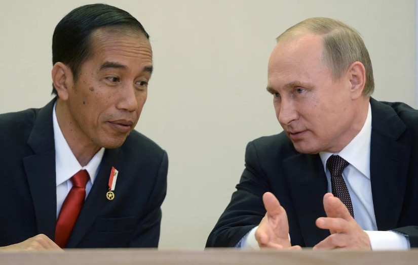 Tổng thống Nga Vladimir Putin v&agrave; Tổng thống Indonesia Joko Widodo. Ảnh: AFP