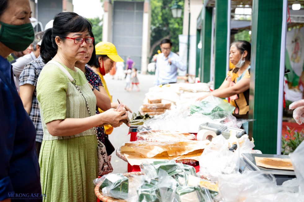 Với nguồn gốc xuất xứ r&otilde; r&agrave;ng, đa dạng mẫu m&atilde; cũng như chất lượng sản phẩm hội chợ đang chinh phục những du kh&aacute;ch kh&oacute; t&iacute;nh.