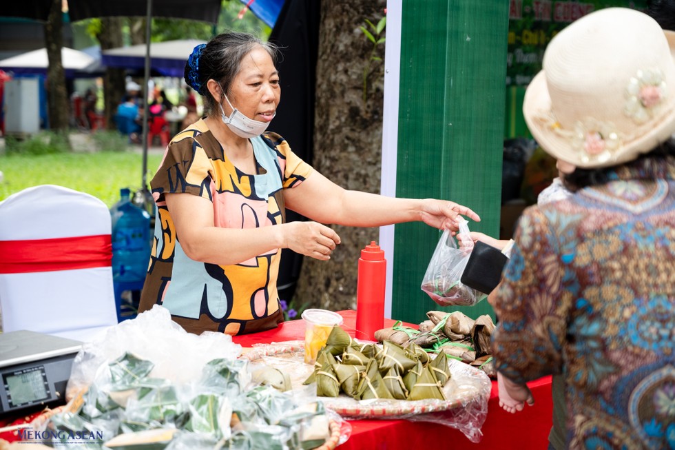 Ngo&agrave;i hoa quả đồ ăn đặc sản c&aacute;c v&ugrave;ng miền cũng thu h&uacute;t rất nhiều kh&aacute;ch thưởng thức.